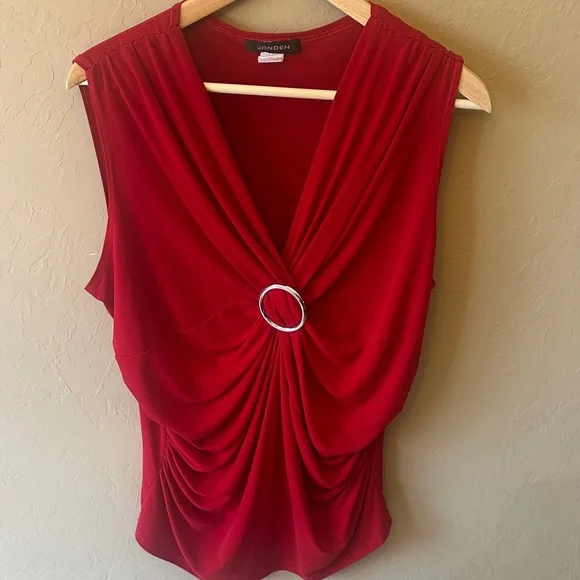 Elegant Red Sleeveless Top with Ring Detail - Picture 4 of 6